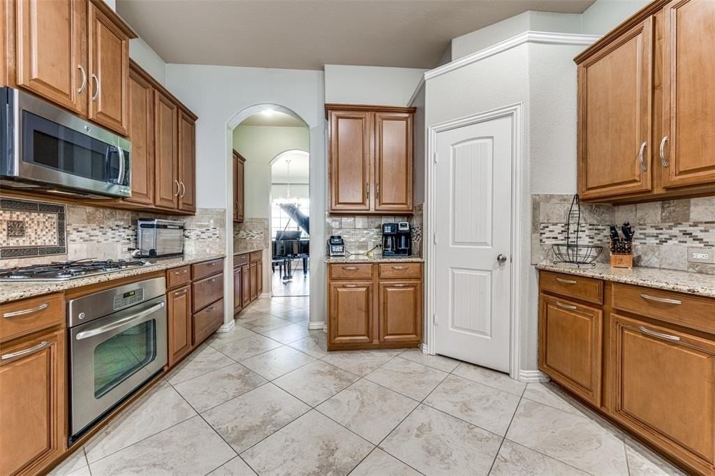 360 Falstaff Dr - Photo 7 of 25