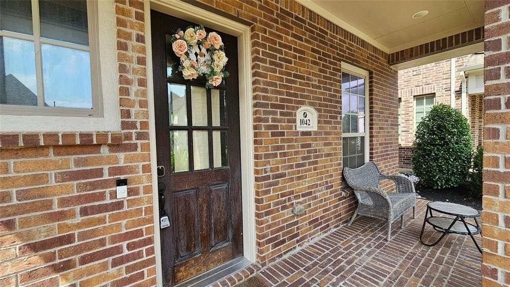 1042 Stephen St - Photo 3 of 21