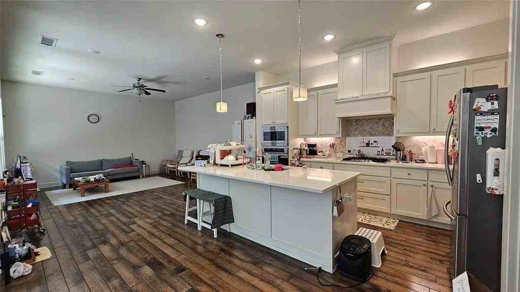 1042 Stephen St - Photo 4 of 21