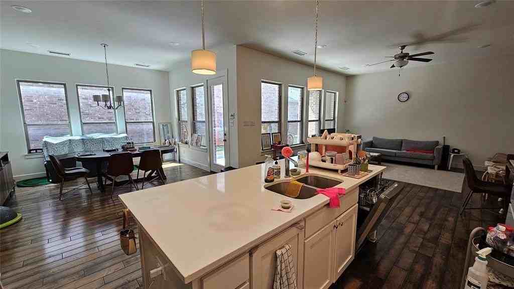 1042 Stephen St - Photo 6 of 21