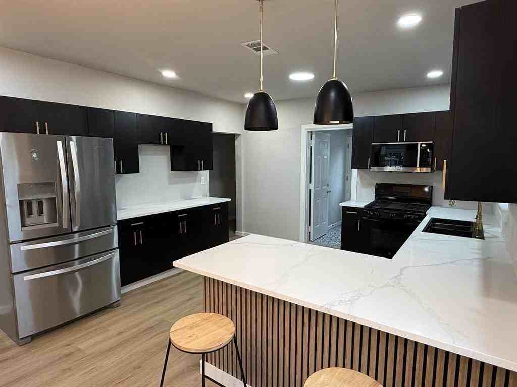 758 Bethpage Ave - Photo 4 of 20