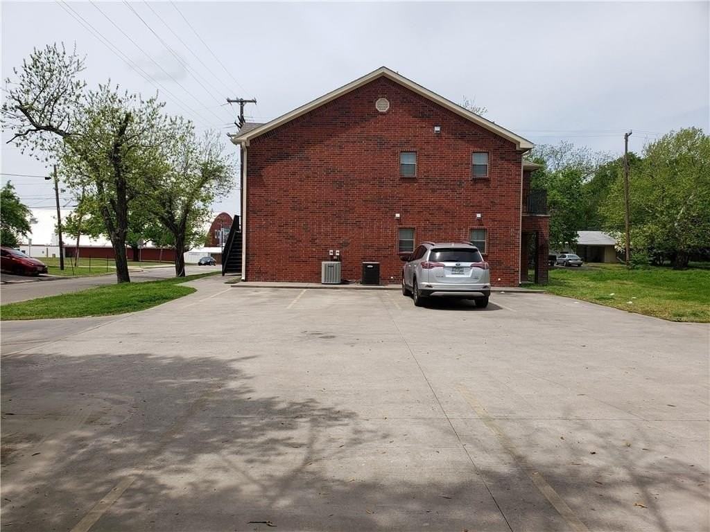 1618 Bois D Arc St #102 - Photo 3 of 11