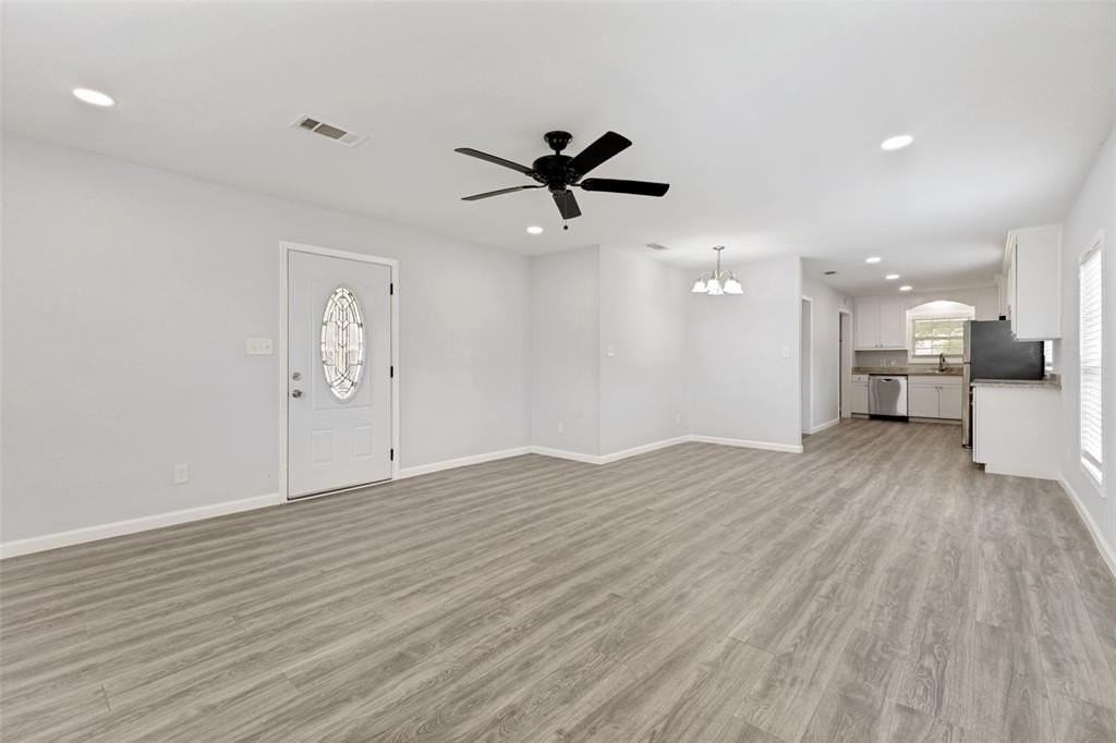 1110 N Ross Ave - Photo 4 of 14