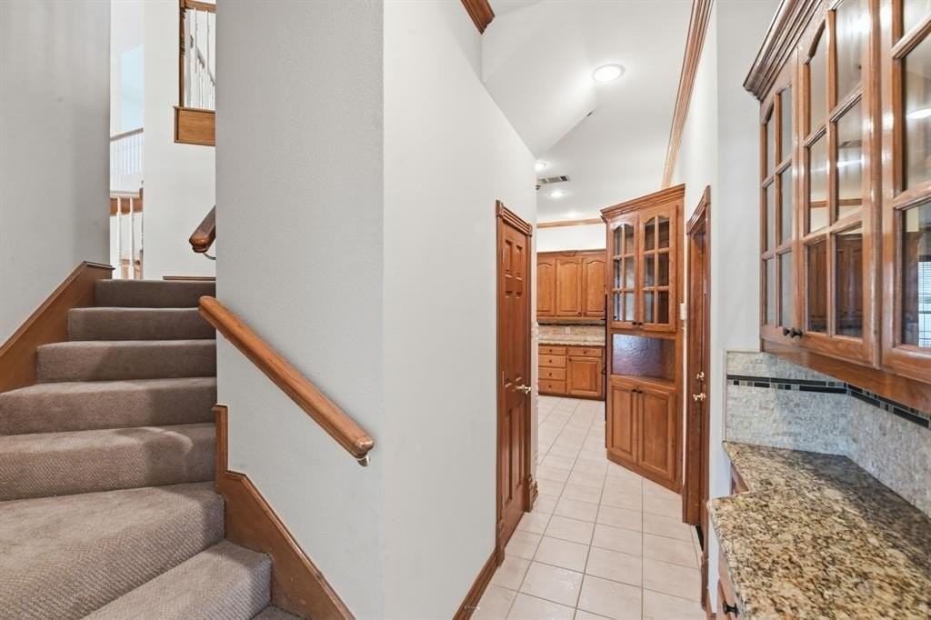 1020 Highland Oaks Dr - Photo 5 of 40