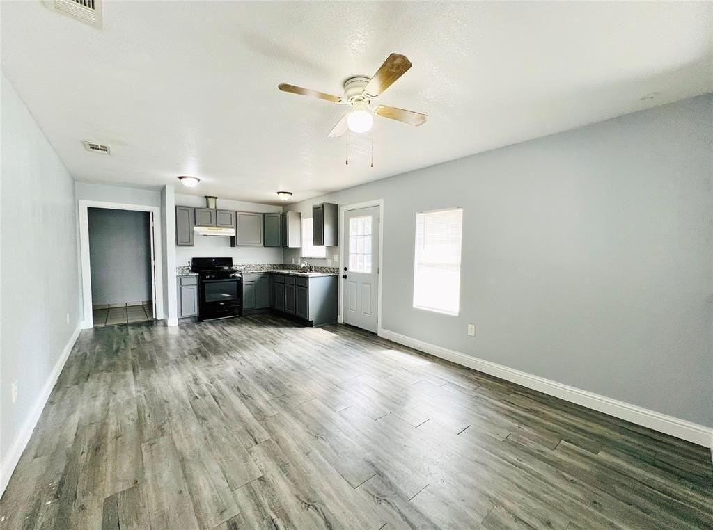 2621 E 12th St - Photo 4 of 20