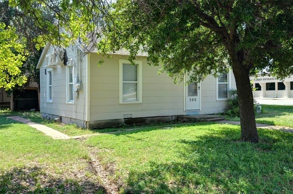 300 Meadow Park Dr - Photo 3 of 22