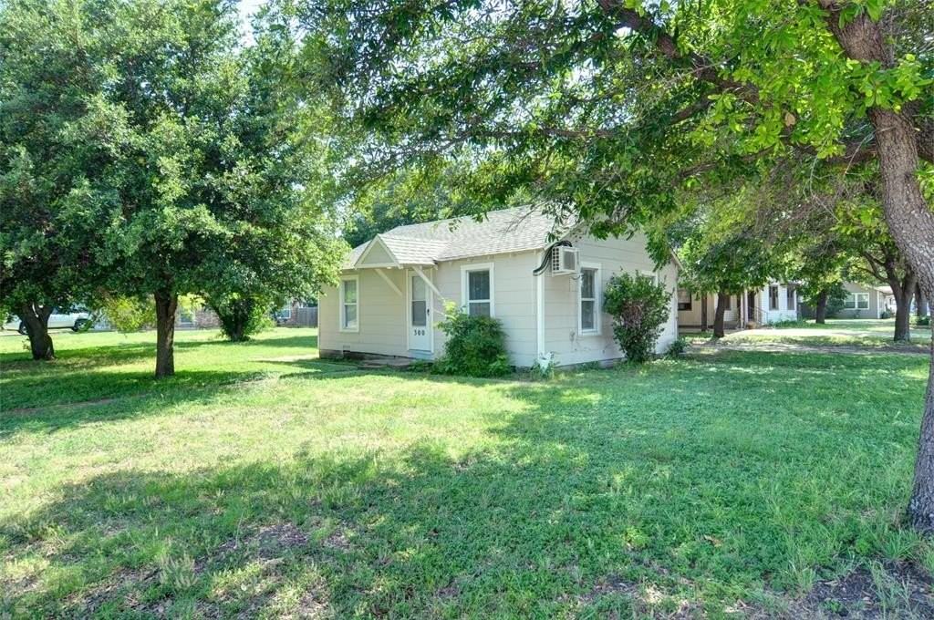 300 Meadow Park Dr - Photo 4 of 22