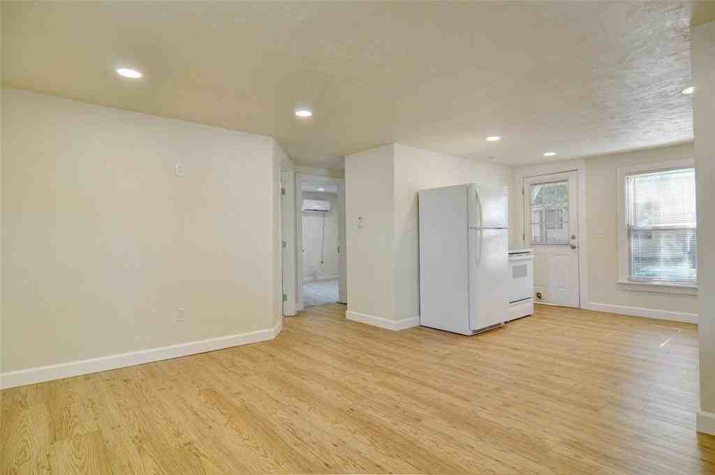 300 Meadow Park Dr - Photo 7 of 22