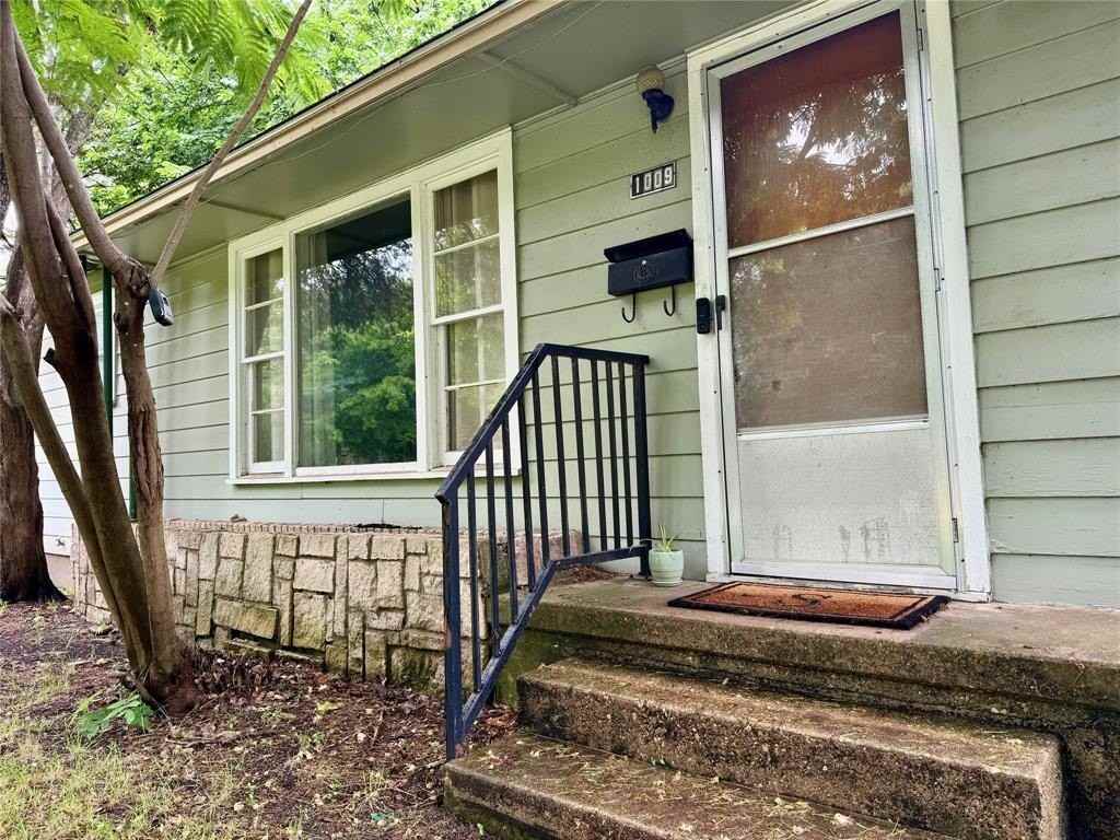 1009 Denton St - Photo 4 of 26