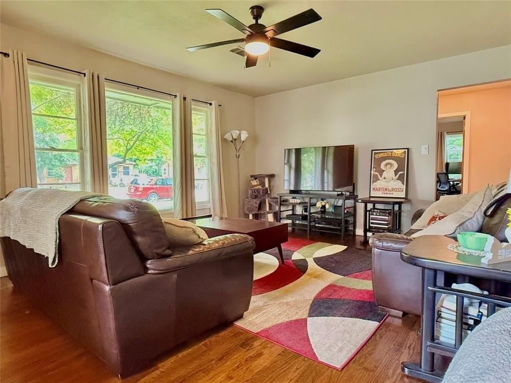 1009 Denton St - Photo 6 of 26