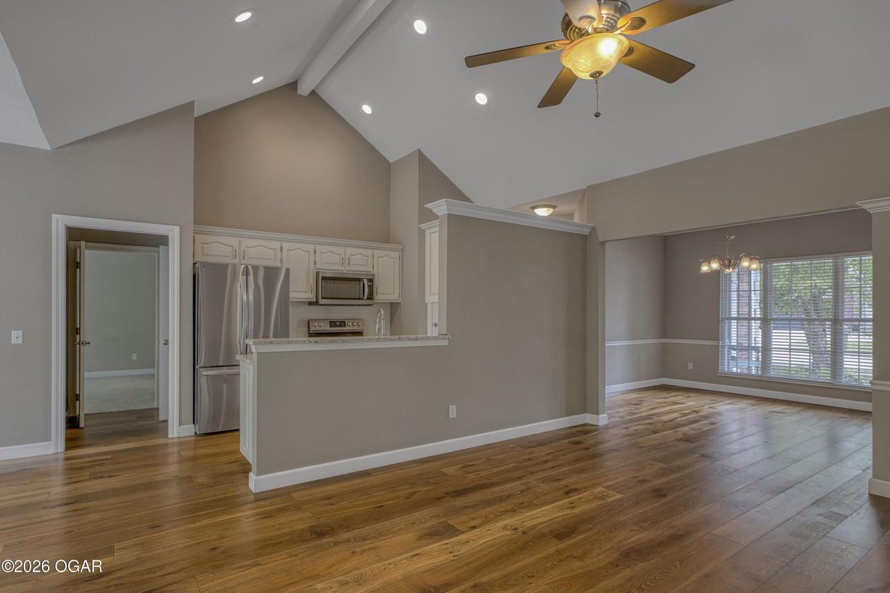 2813 Waters Edge Blvd - Photo 6 of 27