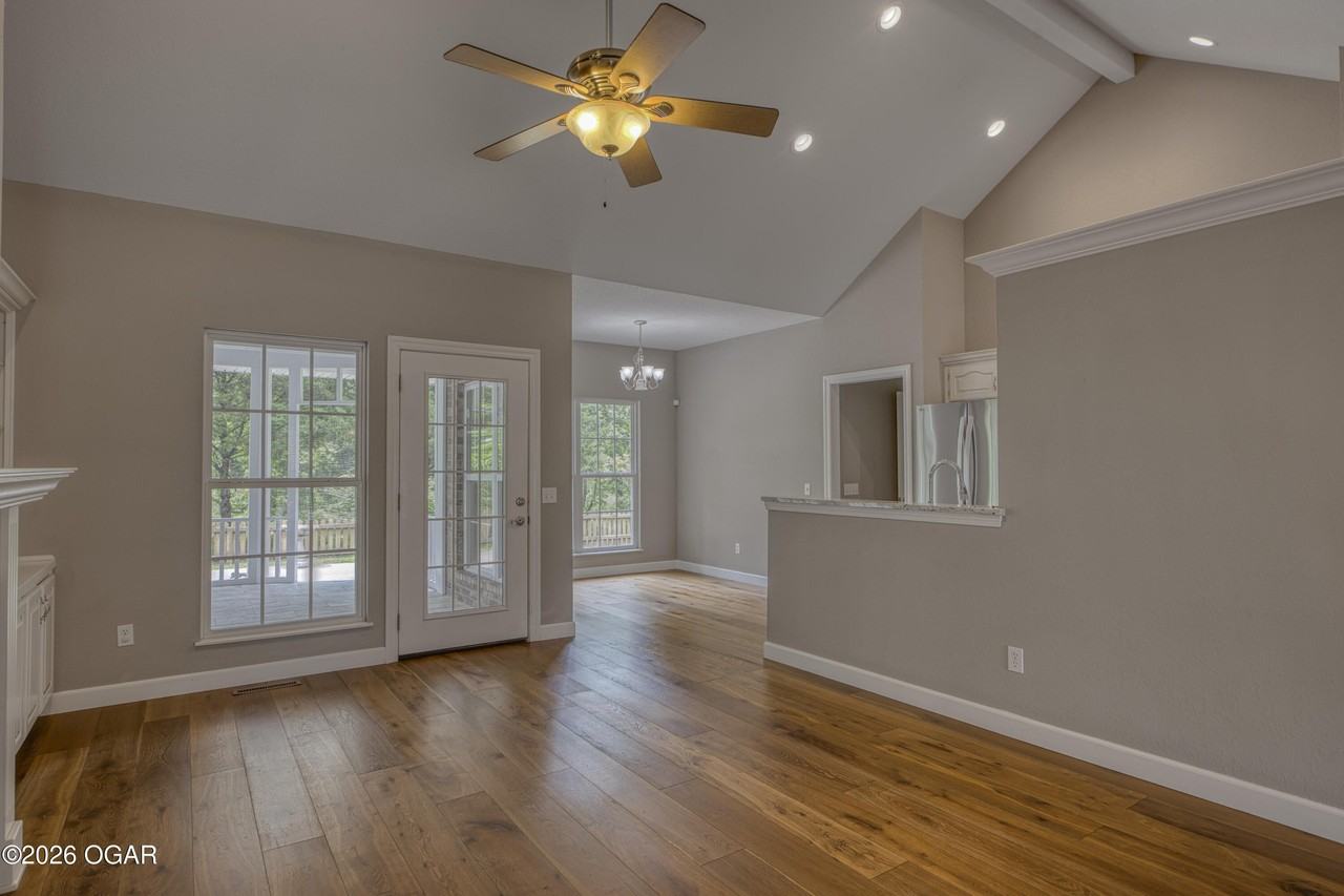 2813 Waters Edge Blvd - Photo 7 of 27