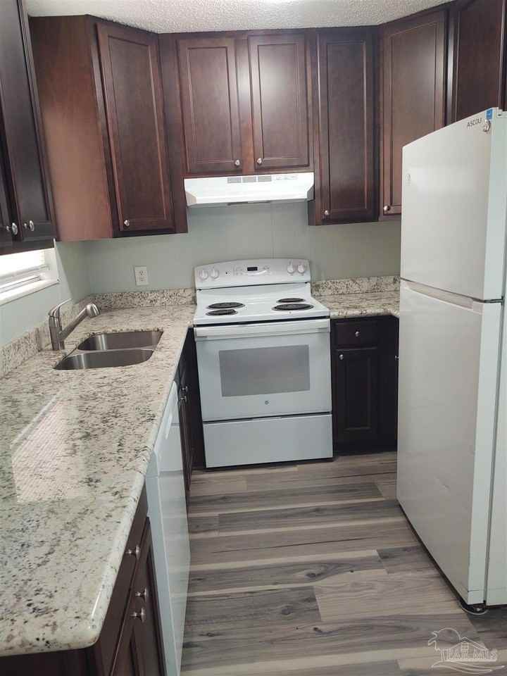 6593 Lee St #B - Photo 3 of 8