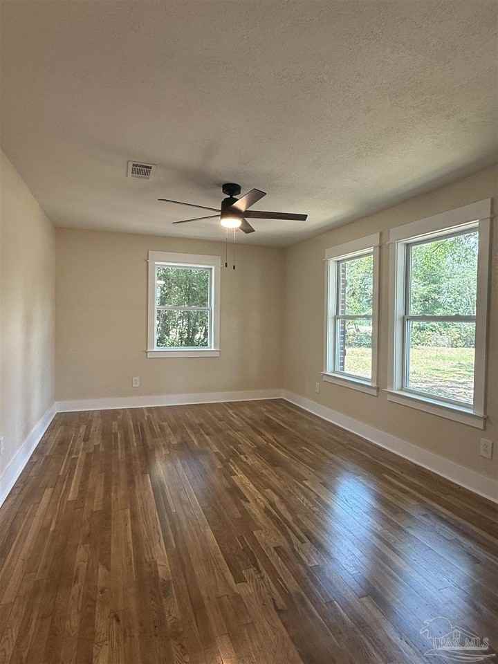 5837 Berryhill Rd - Photo 4 of 25