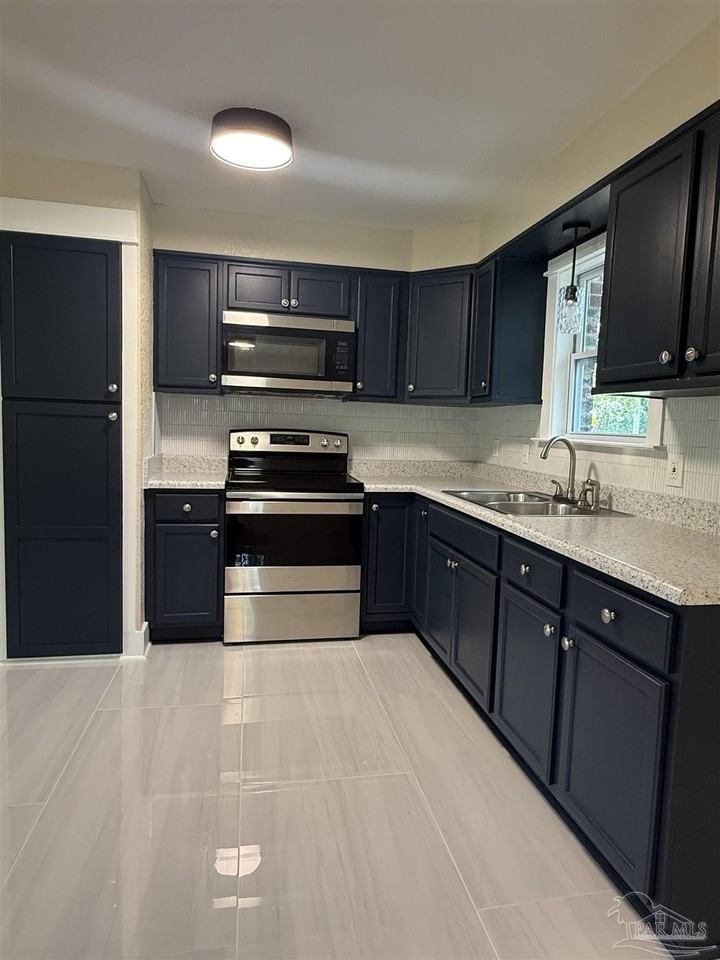 5837 Berryhill Rd - Photo 6 of 25