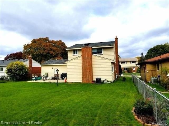 38023 Ross St - Photo 3 of 12