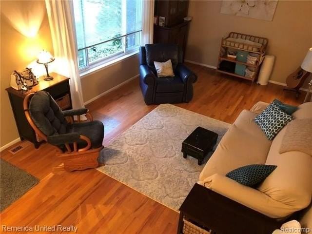 38023 Ross St - Photo 4 of 12