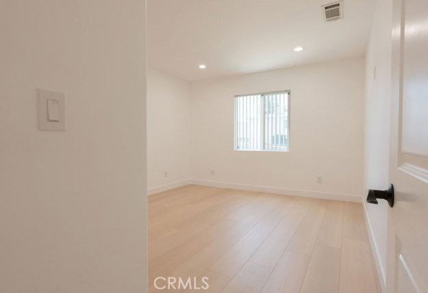 14603 Wyandotte St - Photo 3 of 8