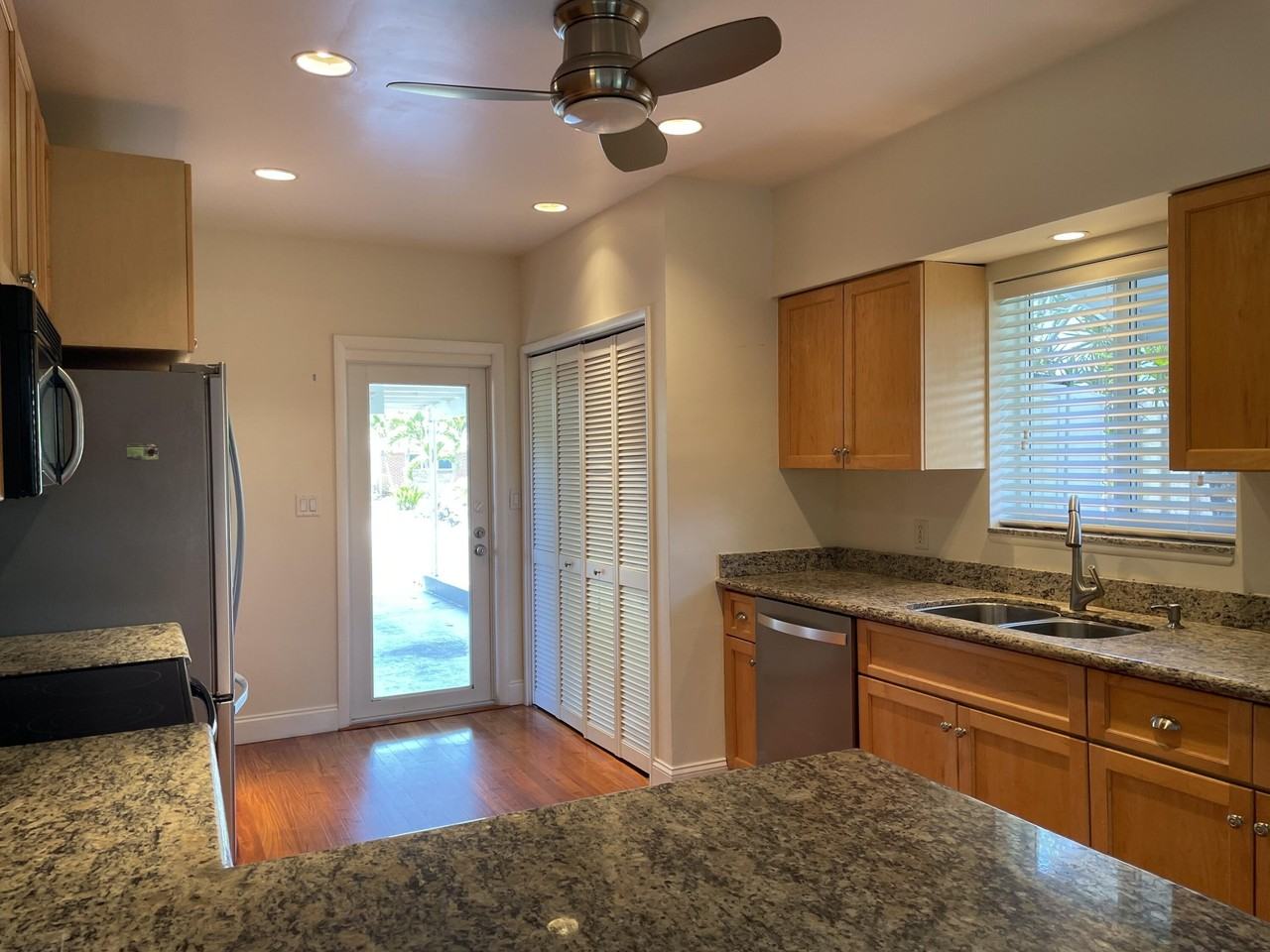 465 Ne 34th St - Photo 6 of 9