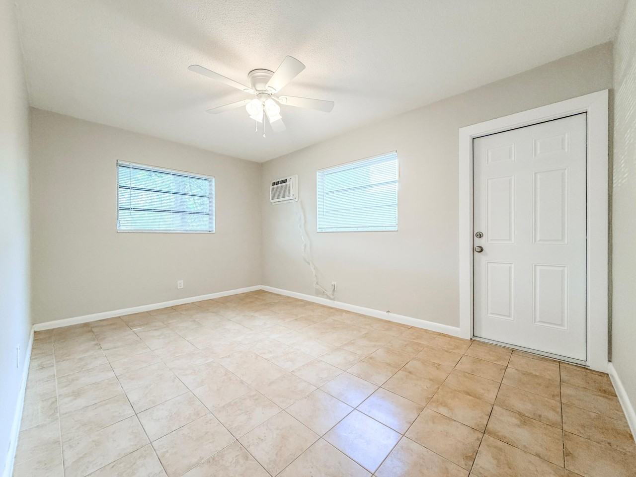 1101 Ne 23rd Ter #4 - Photo 5 of 14