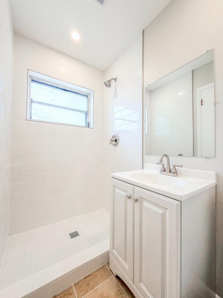 1101 Ne 23rd Ter #4 - Photo 6 of 14