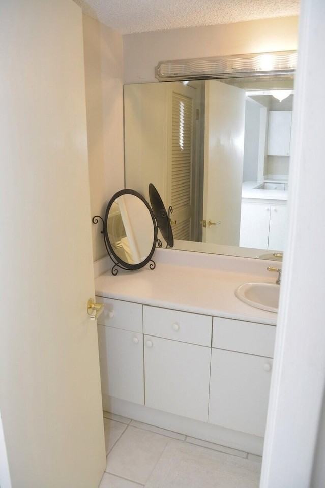 2301 Collins Ave #336 - Photo 5 of 10