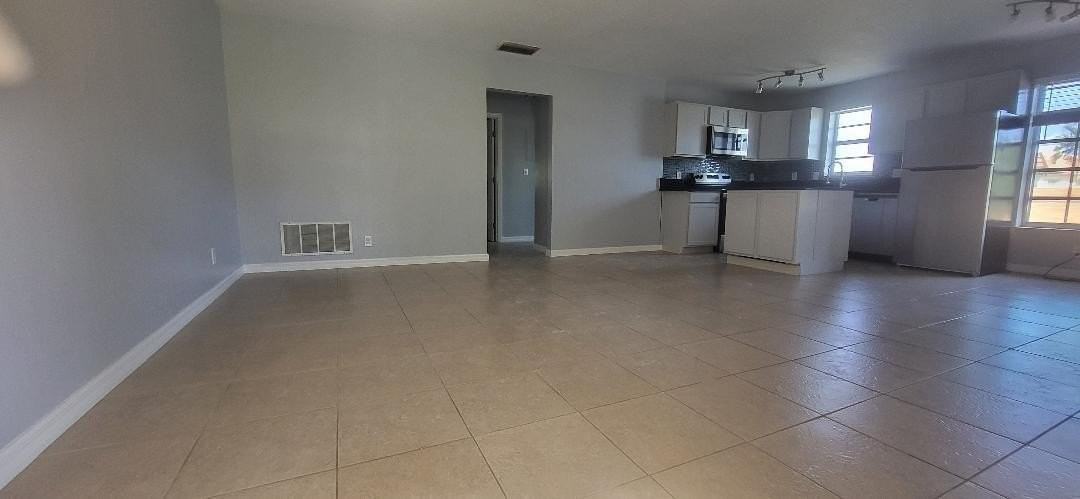 5240 Ne 14th Way - Photo 3 of 13