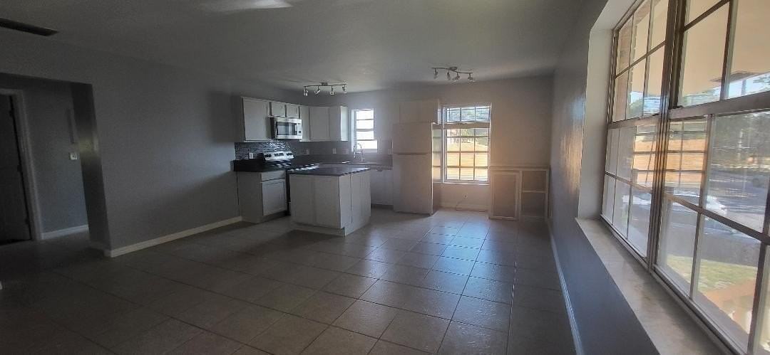 5240 Ne 14th Way - Photo 4 of 13