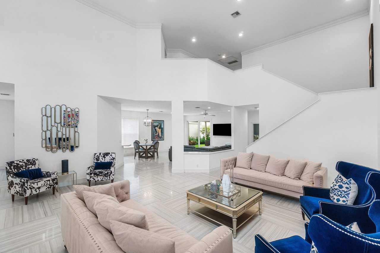 2404 Nw 67th St - Photo 4 of 50