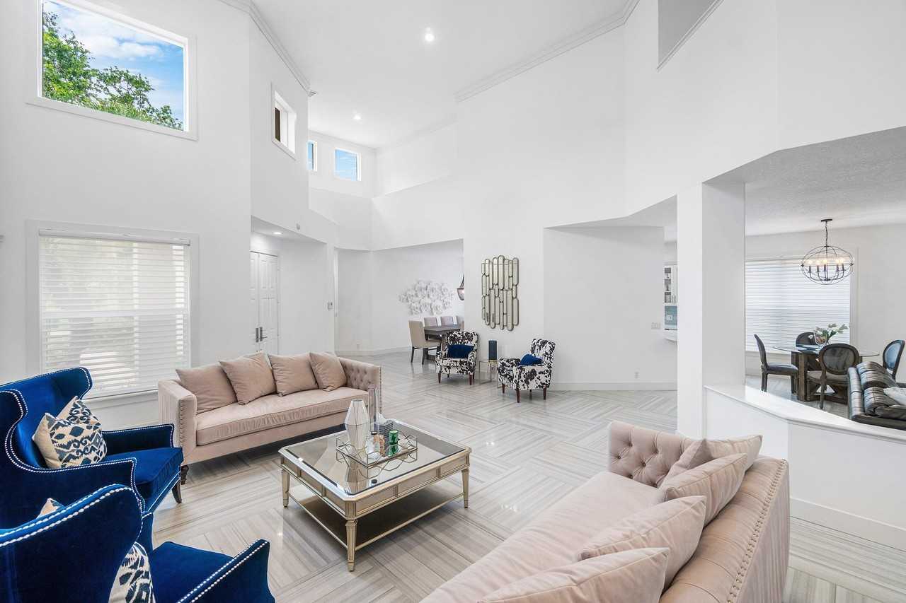 2404 Nw 67th St - Photo 5 of 50