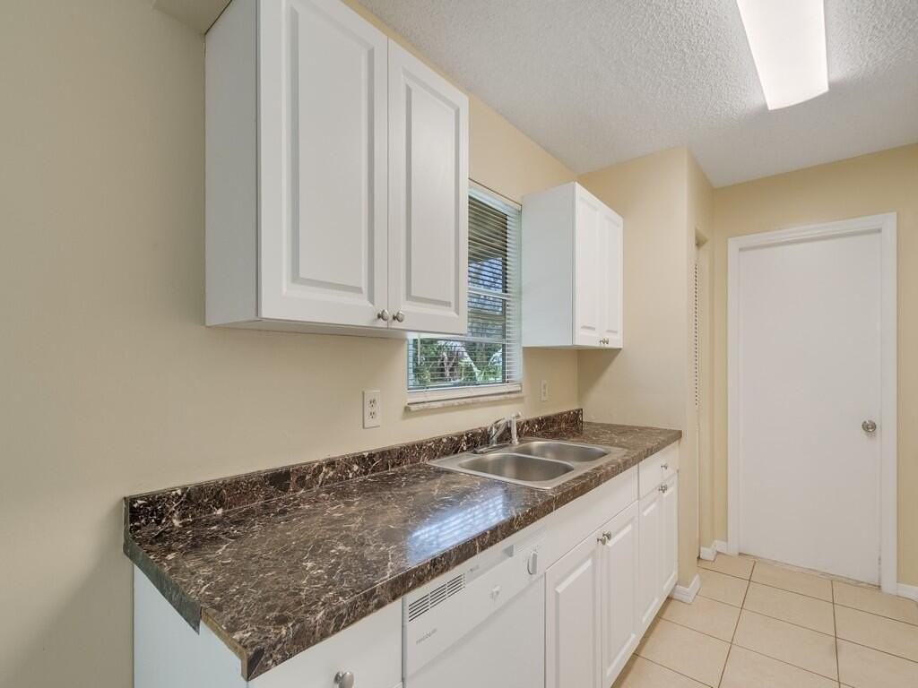 205 Sw Voltair Ter - Photo 3 of 35