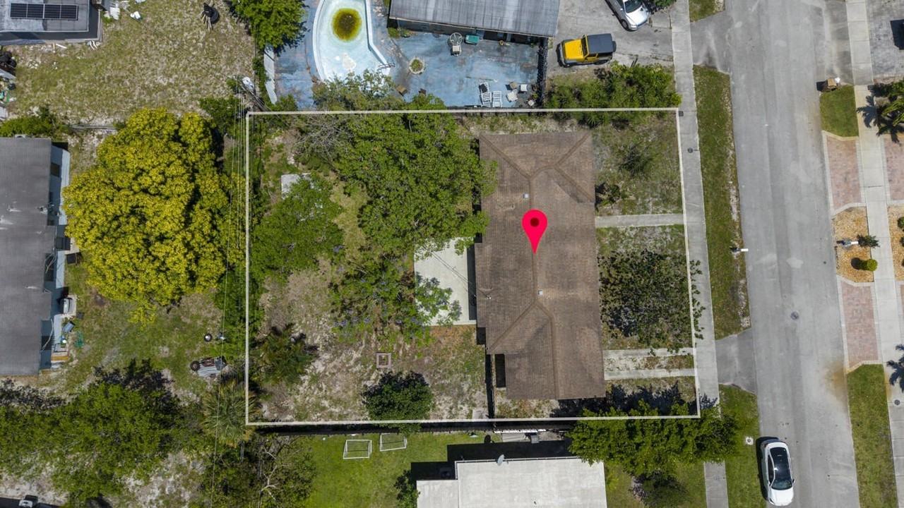 261 Ne 42nd St - Photo 2 of 29
