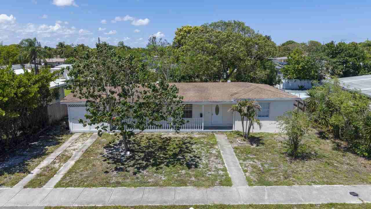261 Ne 42nd St - Photo 4 of 29