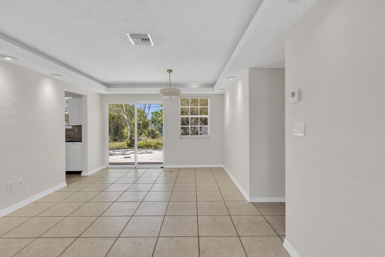 261 Ne 42nd St - Photo 5 of 29