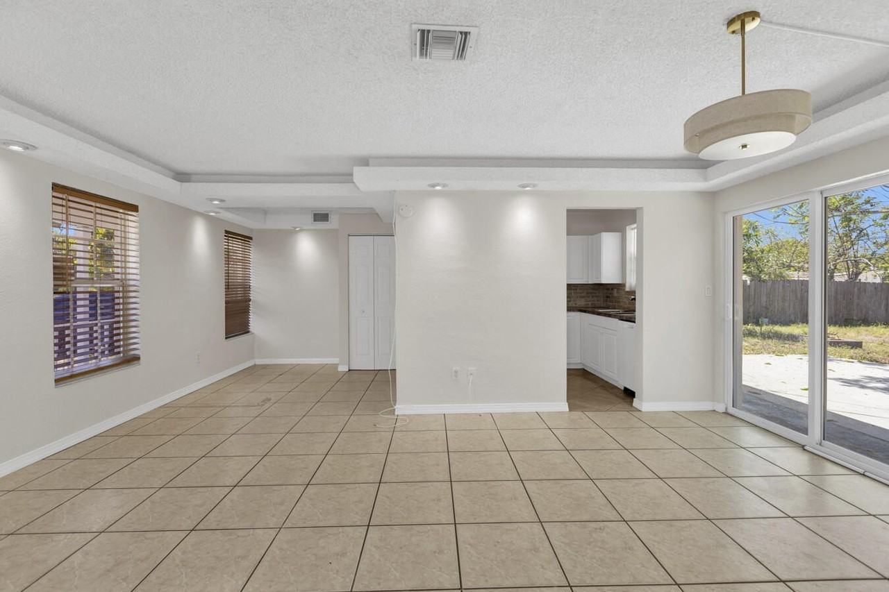 261 Ne 42nd St - Photo 6 of 29