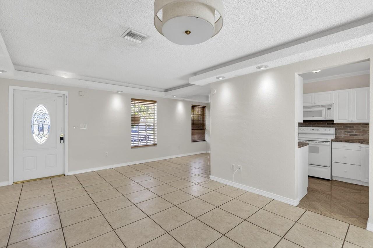 261 Ne 42nd St - Photo 7 of 29