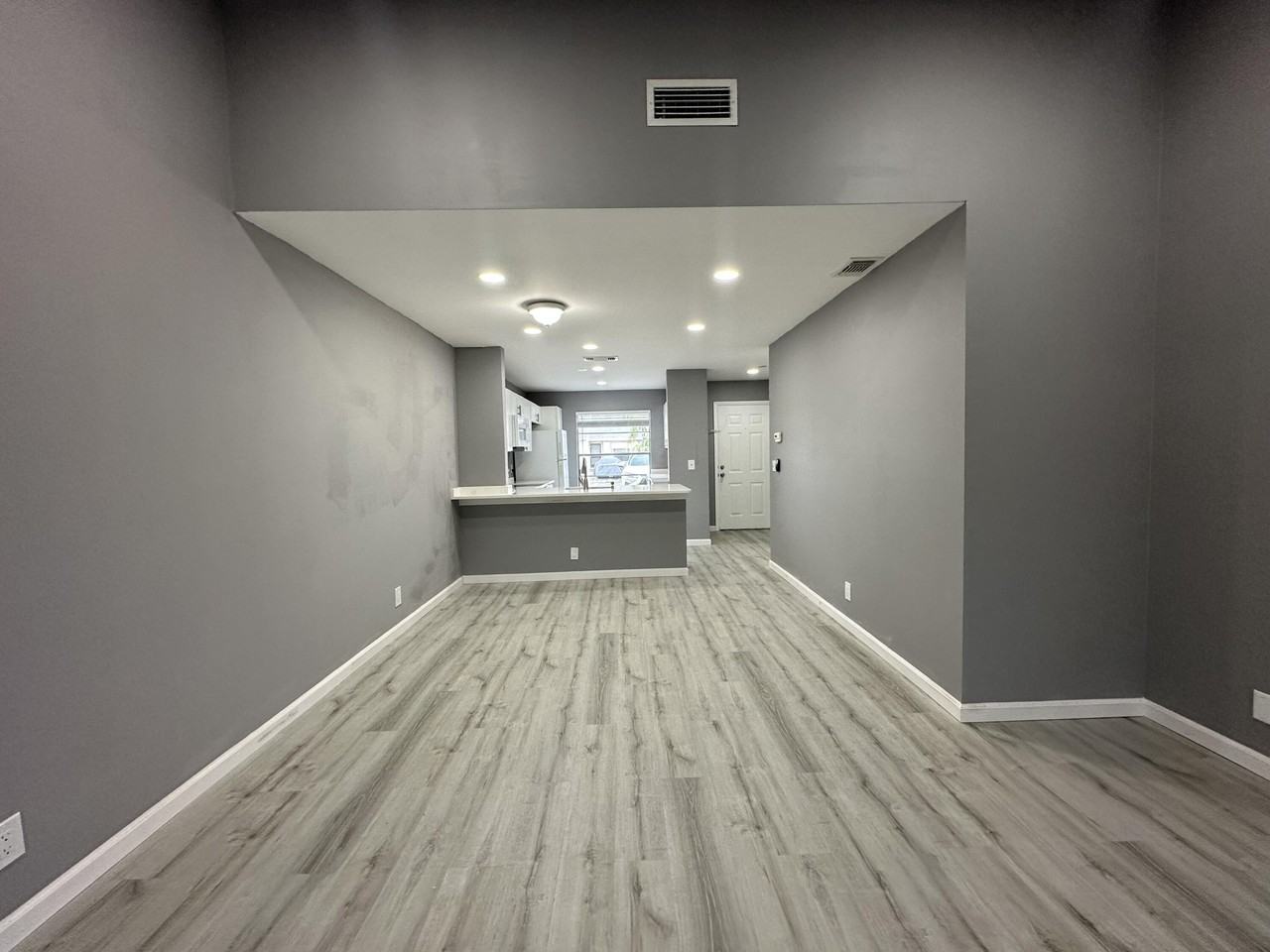 139 Deerfield Ct - Photo 2 of 14