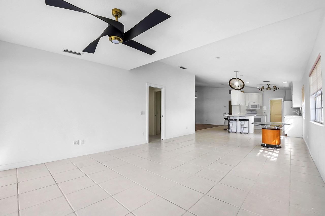 8270 Eleuthera Ln - Photo 4 of 20