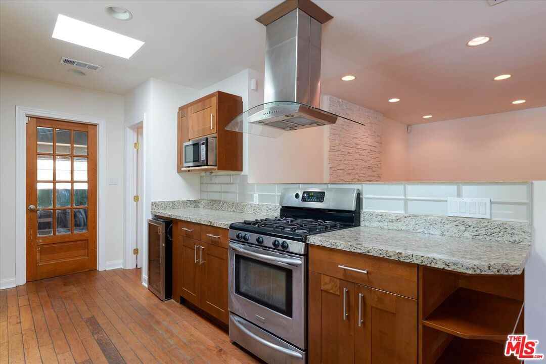 22750 Clarendon St - Photo 4 of 8