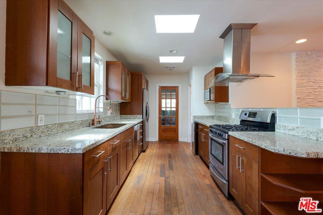 22750 Clarendon St - Photo 5 of 8