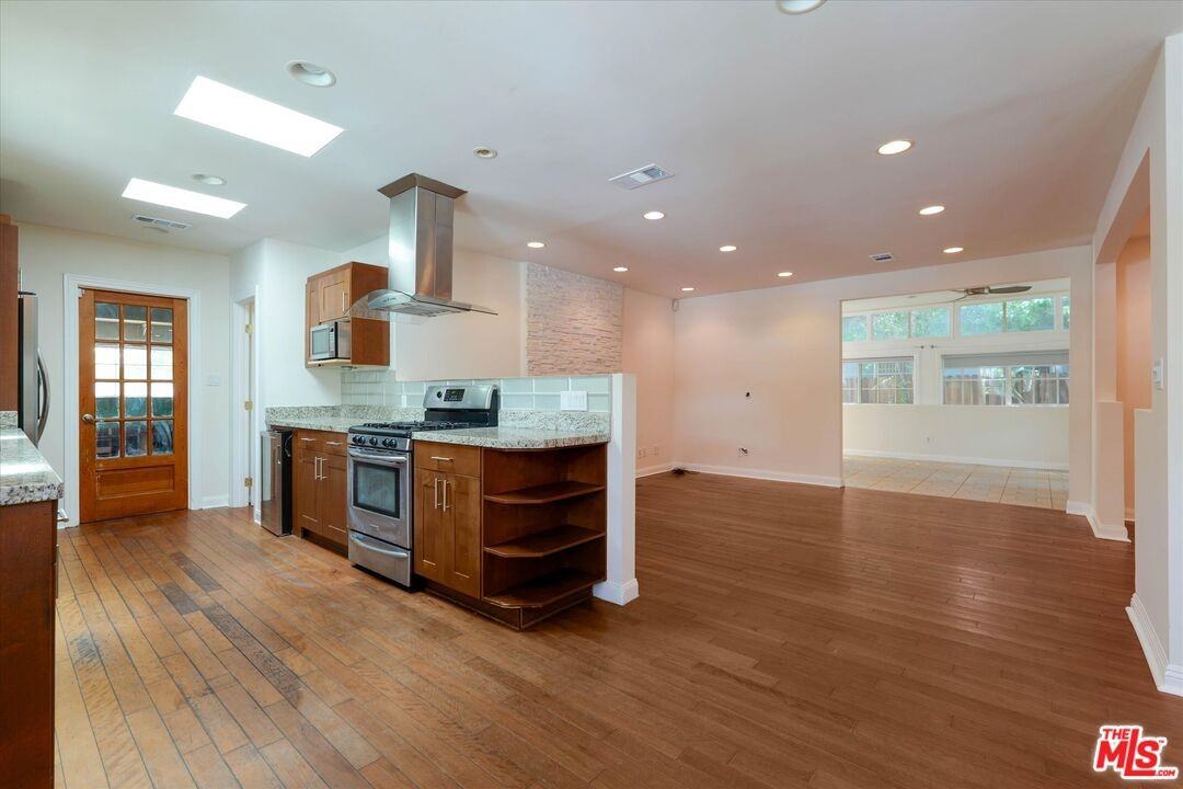 22750 Clarendon St - Photo 6 of 8