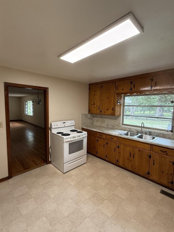 5525 Springhill Rd - Photo 5 of 16
