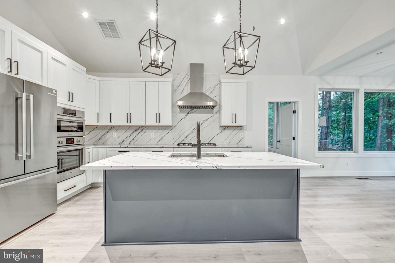 8179 Bodkin Ave - Photo 4 of 48