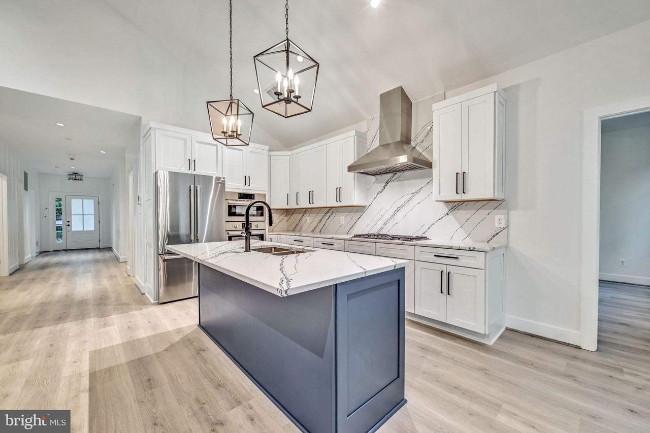 8179 Bodkin Ave - Photo 5 of 48