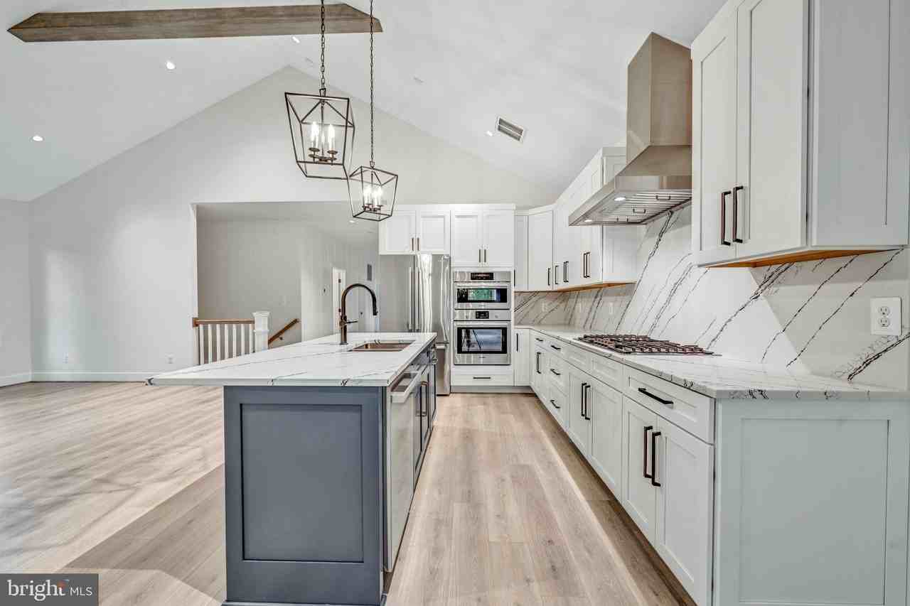 8179 Bodkin Ave - Photo 6 of 48