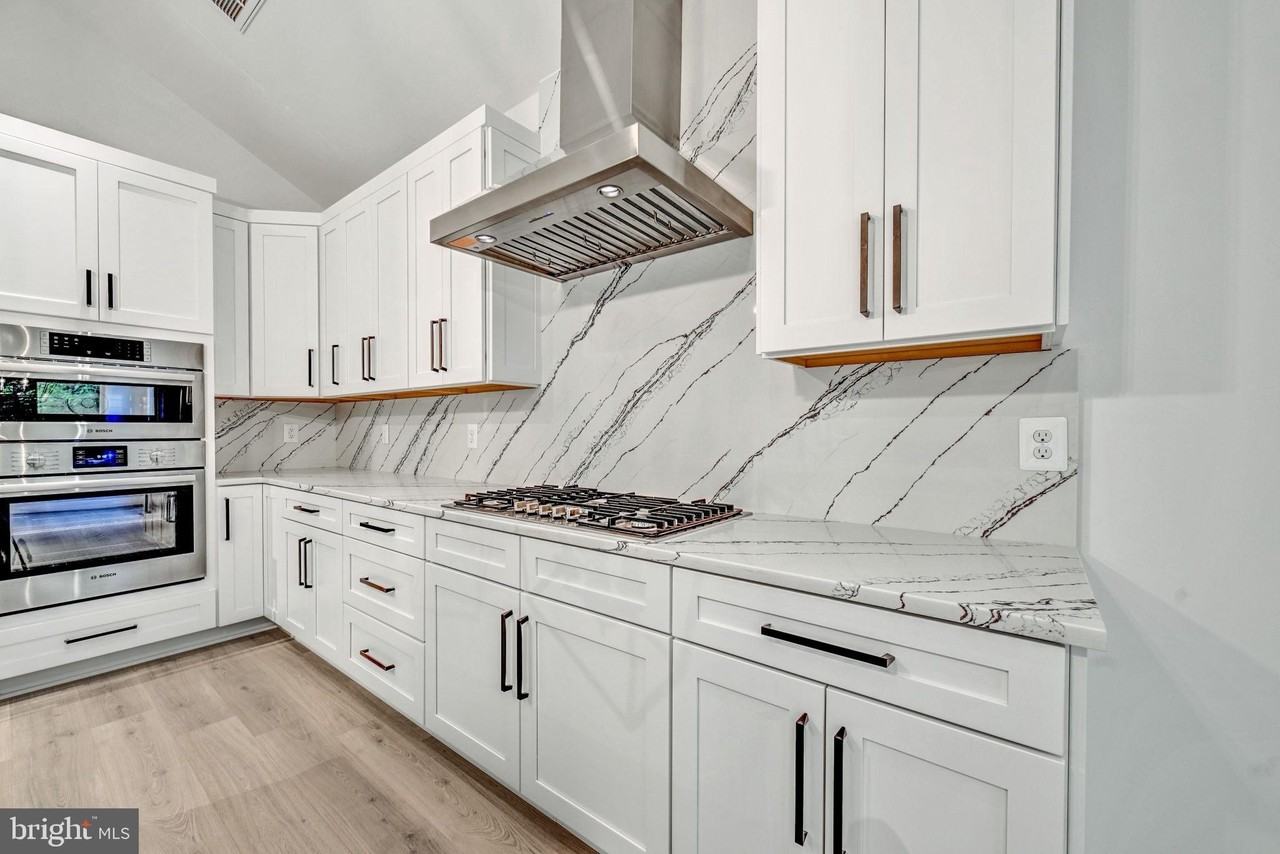 8179 Bodkin Ave - Photo 7 of 48