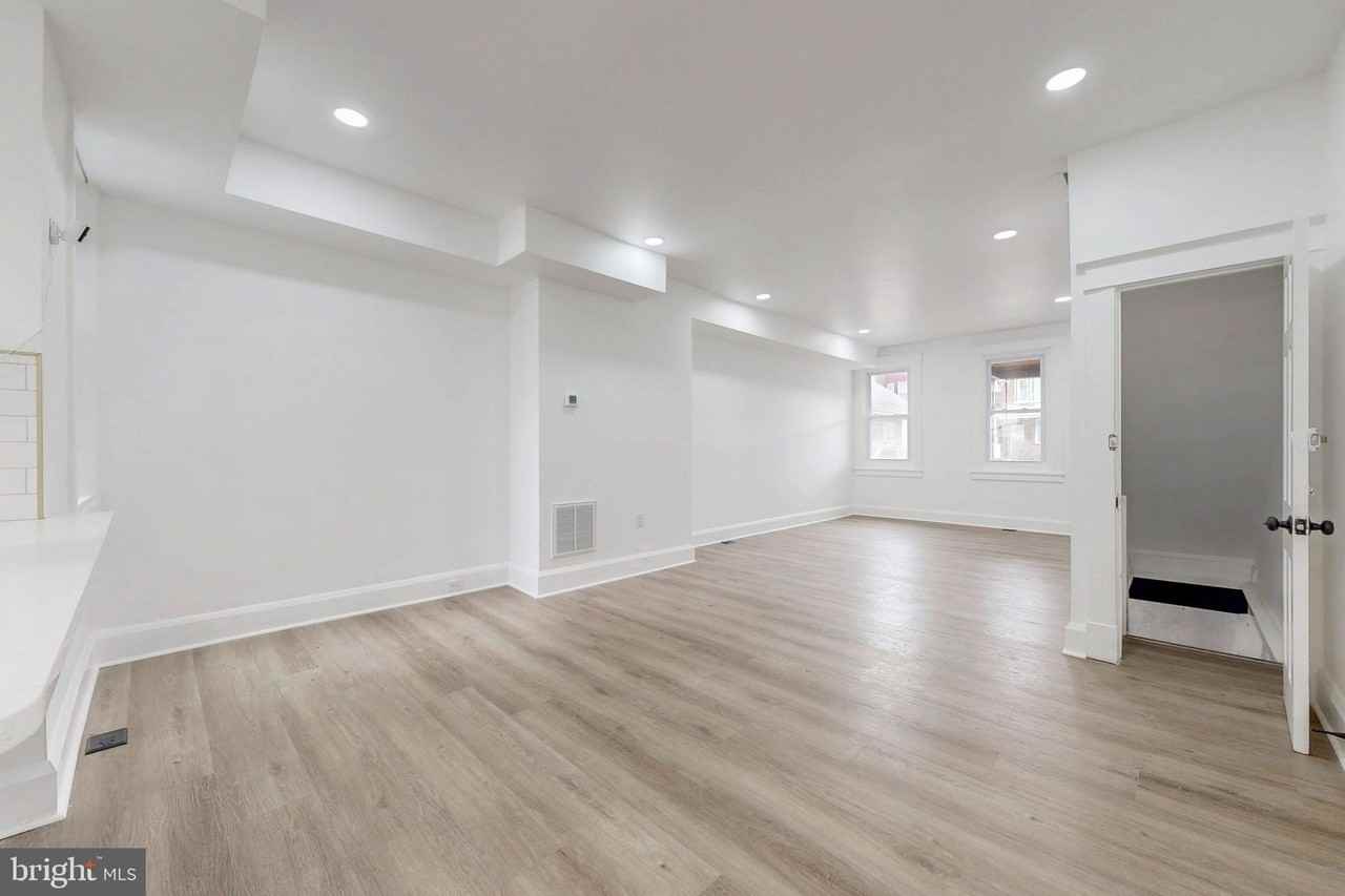 2320 W Lexington St - Photo 7 of 33