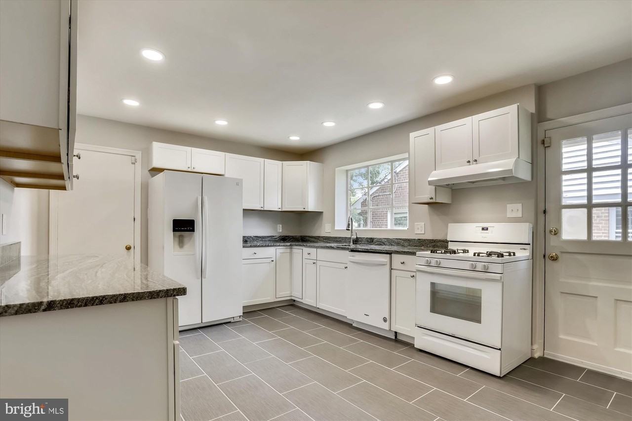 3303 Winnett Rd - Photo 5 of 50