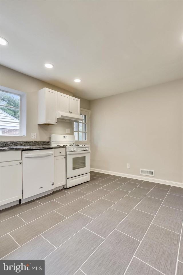 3303 Winnett Rd - Photo 7 of 50