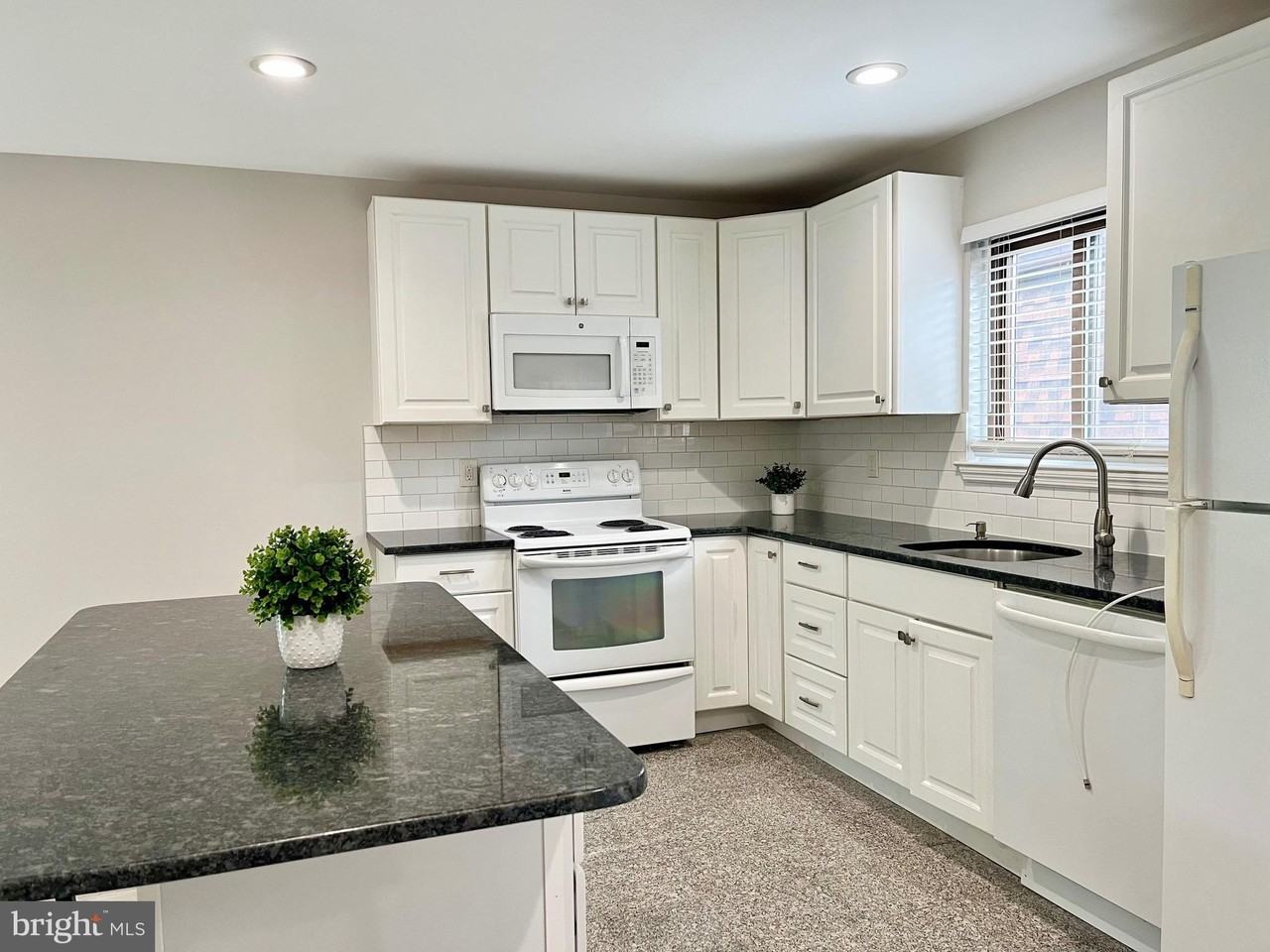 702 Meadow Woods Ln - Photo 5 of 20